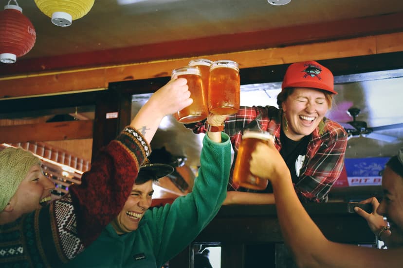 https://a.storyblok.com/f/150663/6000x4000/d43b1995aa/skiers-enjying-apres-ski-beers.jpg