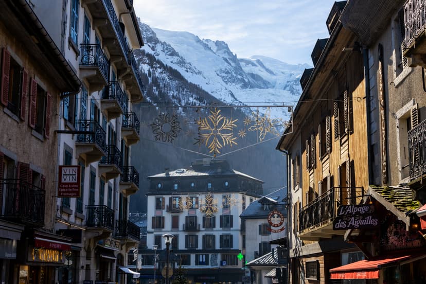 https://a.storyblok.com/f/150663/6061x4041/2e19e1b00e/chamonix-ski-resort-town-day.jpg